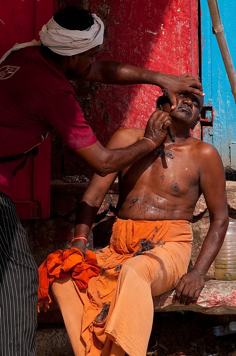 Varanasi - uliczny fryzjer (Indie 2010 - portety i inni ludzie)